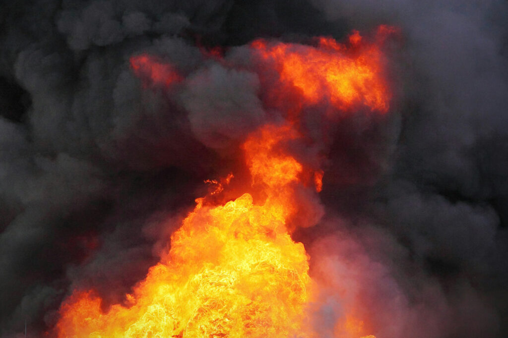 Brandgefahr durch Batterien: Abfallwirtschaft braucht dringend Lösungen; Darstellung Feuer und Rauch