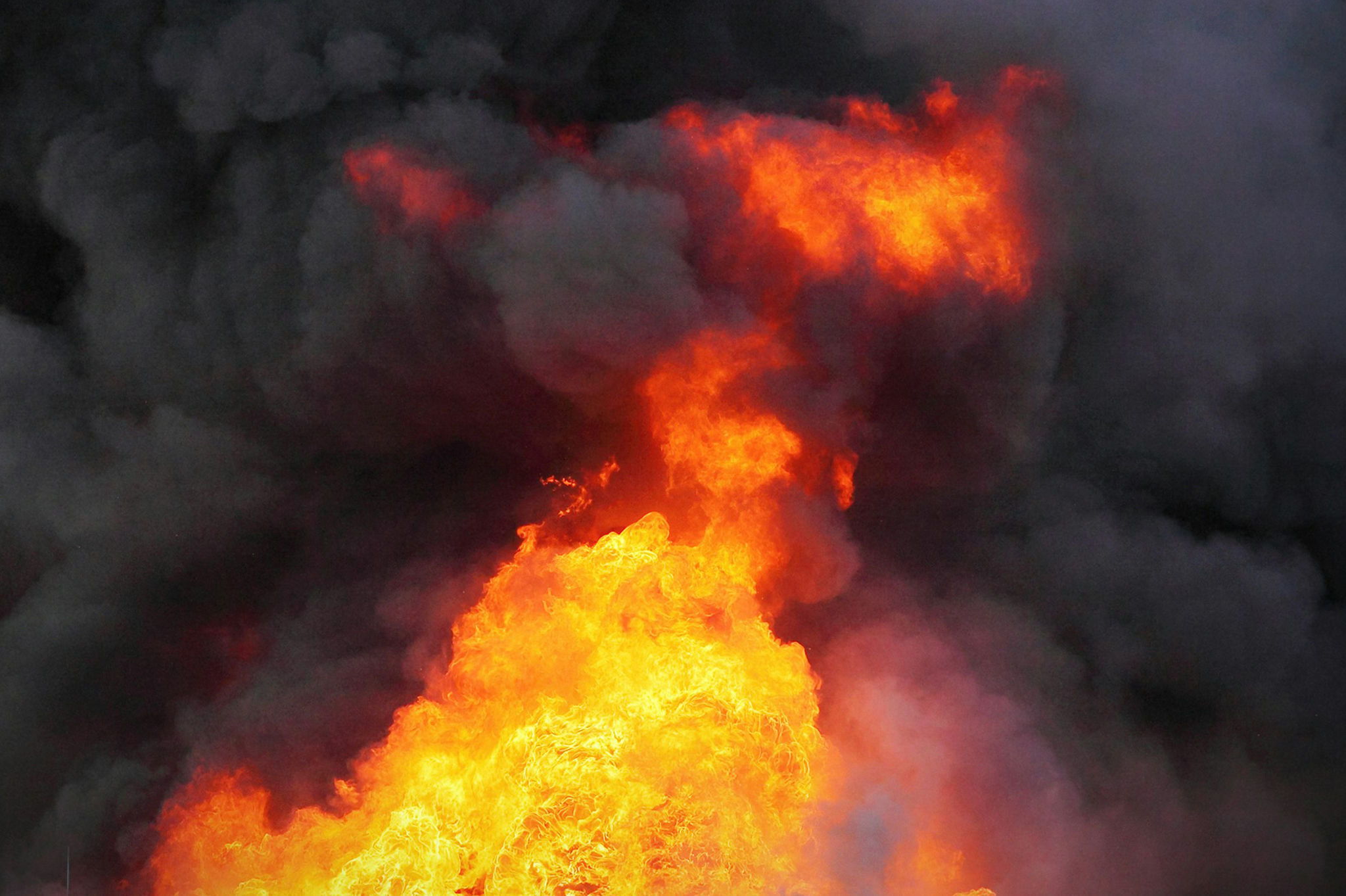 Brandgefahr durch Batterien: Abfallwirtschaft braucht dringend Lösungen; Darstellung Feuer und Rauch